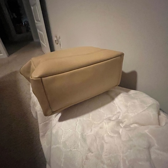 Beautiful Coach…Authentic & Classy Excellent condition..Large and spacious - Picture 7 of 7